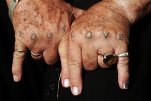 Tout_Love_hands_tattoo-814x545